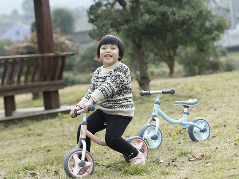 Când îi învață părinții Kids Balance Bike? Cât de mult practică este mai bună?