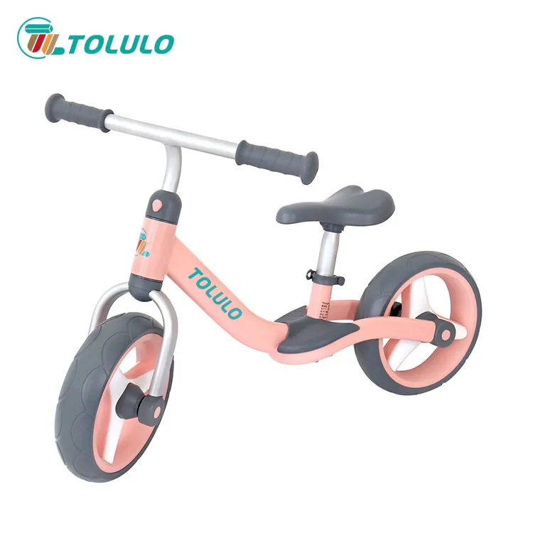 Poate un tânăr de 2 ani să folosească o bicicletă de echilibru?